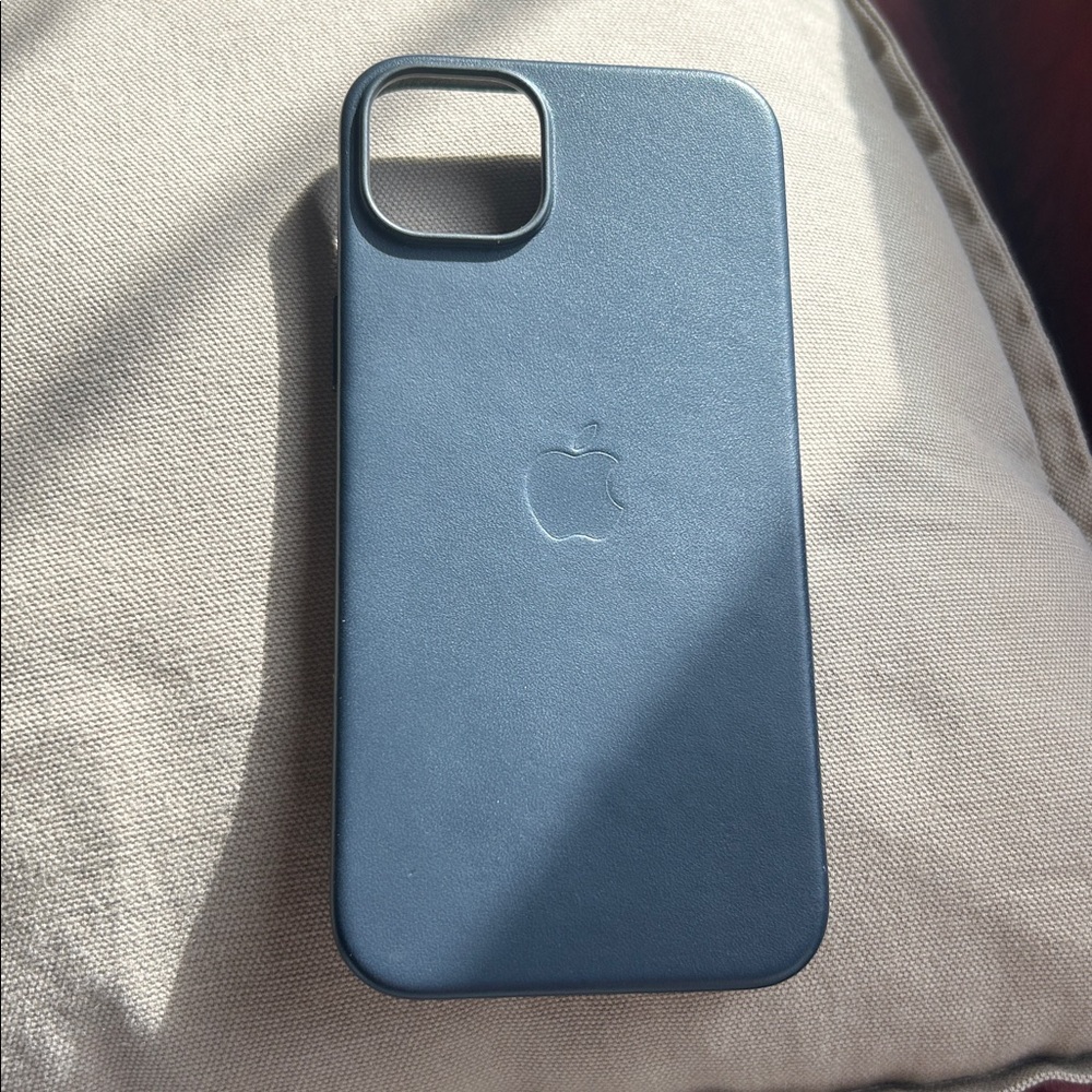 Apple iPhone 14 Plus Leather Case - Black/Blue in the sun!